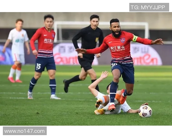 赛后复盘：上海足球队与重庆足球队的团队协作与战术分析探讨